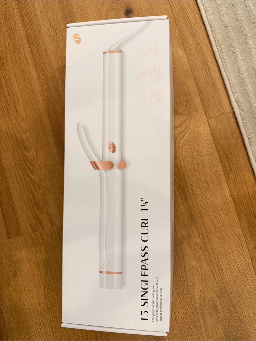 T3 SinglePass Styling Wand in White with Rose Gold Accents
